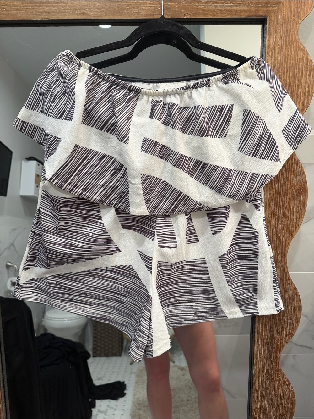 Women’s Abstract Stripe Off-Shoulder Shorts Set in Cream and Brown